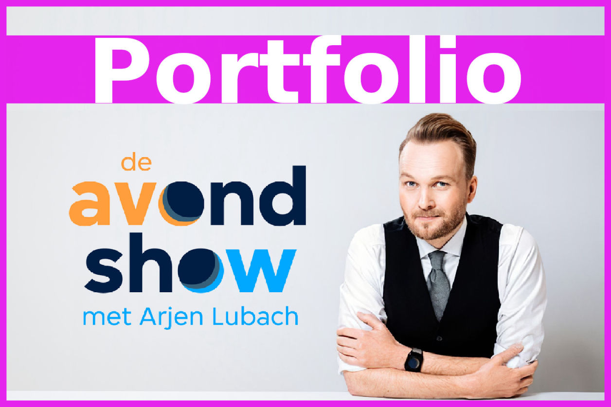 Een foto van Arjen Lubach achter een desk met het logo van De Avondshow met Arjen Lubach, met daarboven een roze balk met het woord 'Portfolio' in witte letters.