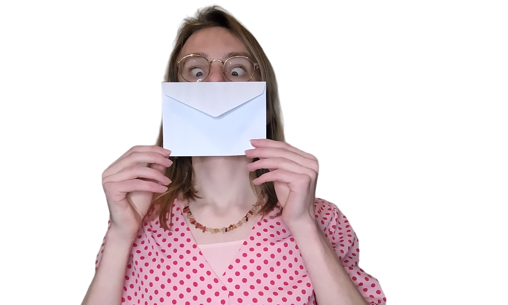 Een foto van Jenny. Ze houdt een envelop voor haar mond en kijkt met gekruisde ogen naar beneden naar de envelop.